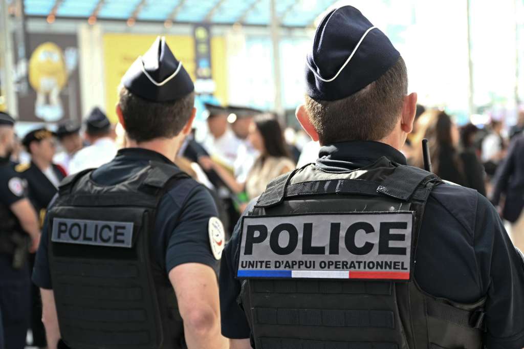 Paris (France), 19/06/2025.- French police officers stand guard during a visit by the French interior minister at the Gare du Nord railway station, as part of a two-day operation for checks in stations, trains and buses to combat 'illegal immigration', in Paris, France, 19 June 2025. Some 4,000 law enforcement officers are set to be mobilised on 18 and 19 June 2025 to carry out nationwide checks against illegal immigration at railway stations and on buses, France's Minister for the Interior Retailleau announced on 18 June. (Francia) EFE/EPA/MARTIN LELIEVRE / POOL MAXPPP OUT

