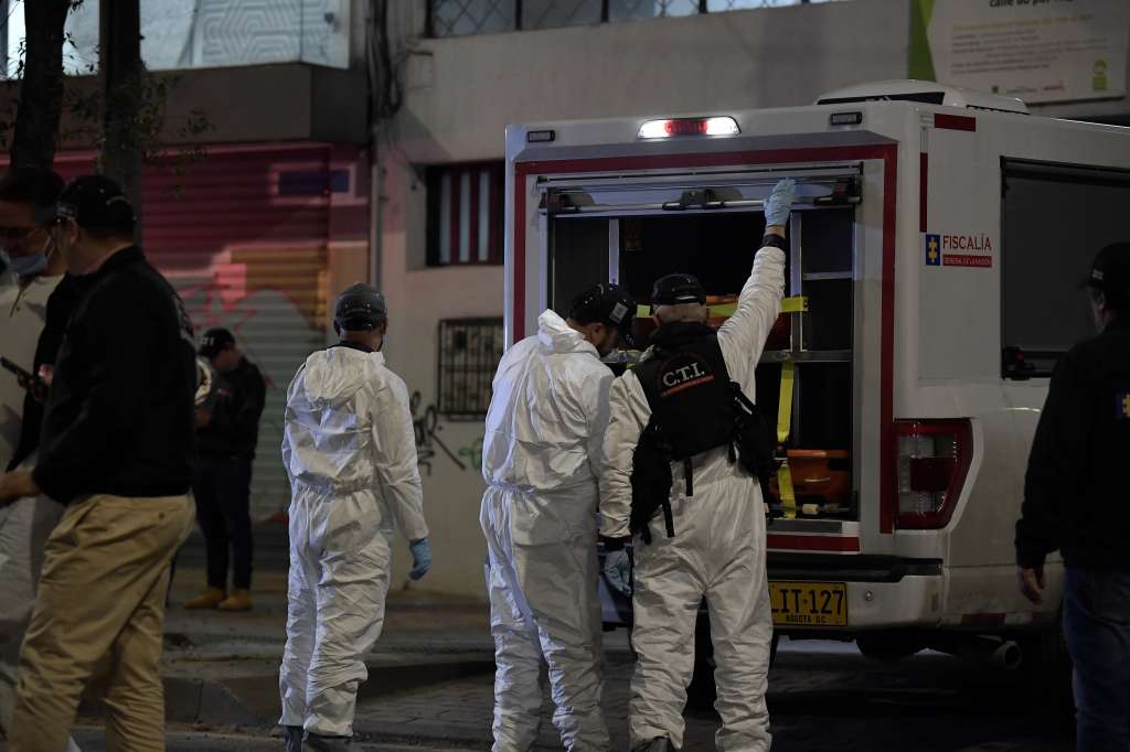 Agentes del CTI, realizan el levantamiento del cuerpo del director de la cárcel La Modelo, quién se movilizaba en un carro particular