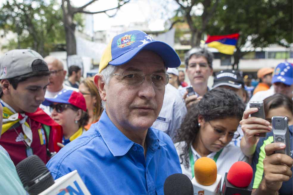 El alcalde metropolitano de Caracas, Antonio Ledezma, en una marcha opositora en febrero del año pasado. / EFE