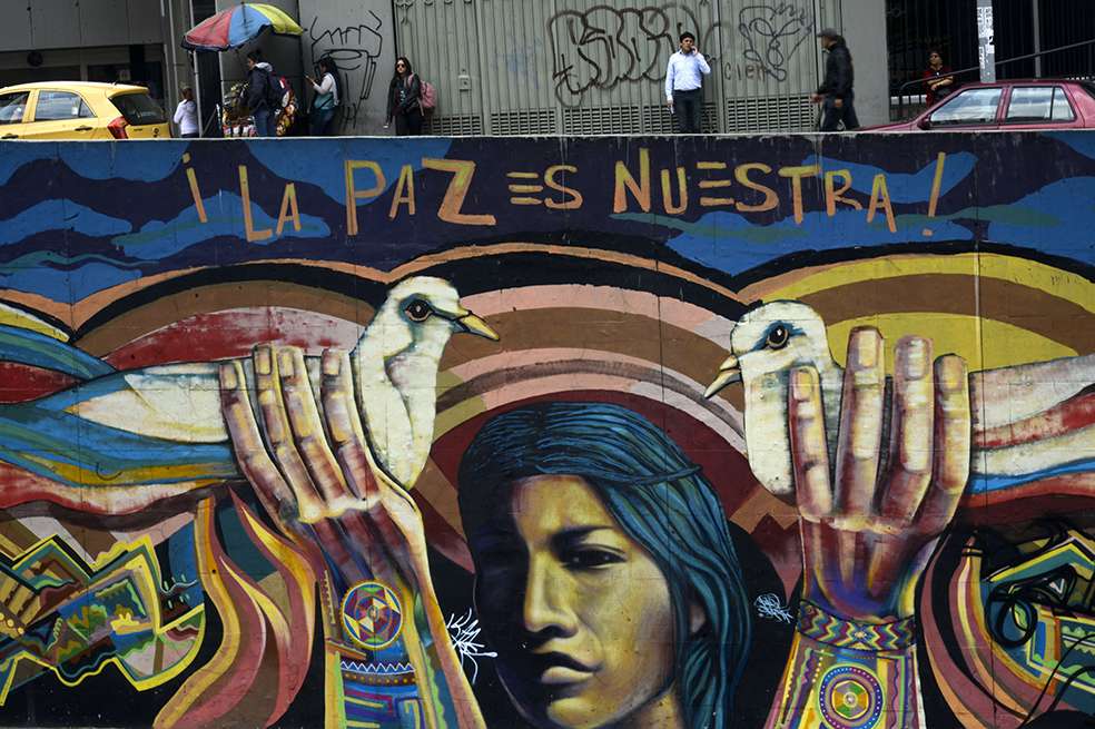 BiblioDat es otra de las iniciativas que apuntan a que circule información valiosa sobre la guerra y la paz. / Foto: AFP