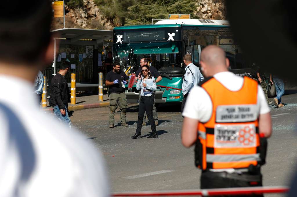 Jerusalem (Israel), 23/11/2022.- Israeli security forces stand near a damaged bus at the site of explosion at a bus stop at Ramot Junction, near Jerusalem, Israel, 23 November 2022. According to Israeli police, at least 14 people were injured in two explosions at two bus stops at the Givat Shaul Junction and near Ramot Junction in Jerusalem. Israel Police forces rushed to both scenes, collecting evidence and testimonials, and taking action to locate possible suspects. (Estados Unidos, Jerusalén) EFE/EPA/ATEF SAFADI