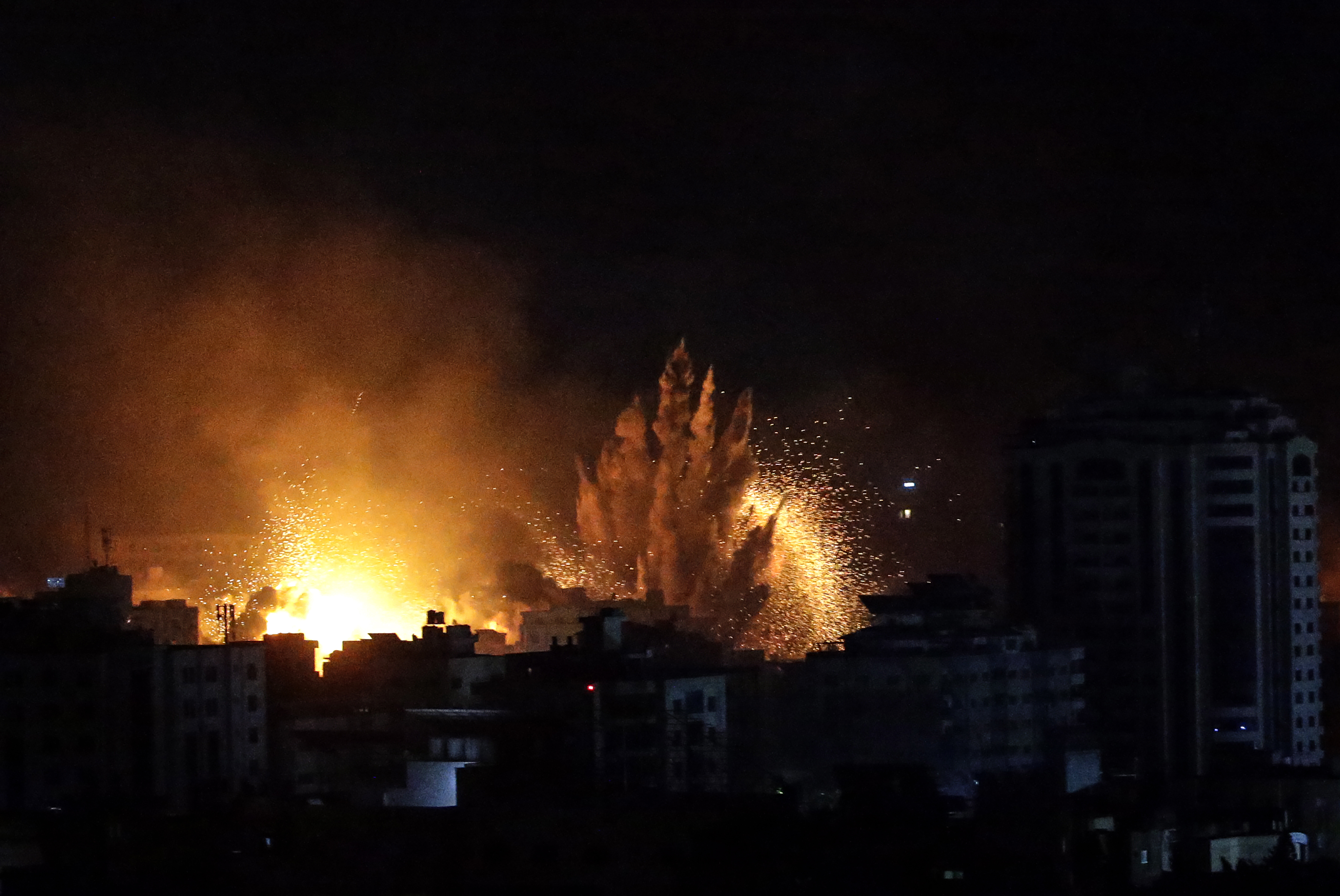 Gaza (---), 09/10/2023.- Smoke rises following an Israeli air strike on Gaza City, 09 October 2023. More than 700 Israelis were killed and over 2,000 were injured since the Islamist movement Hamas carried out an unprecedented attack on southern Israel on 07 October, the Israeli army said. According to Palestinian officials, more than 700 people were killed and nearly 4,000 were injured as a result of Israel'Äôs retaliatory raids and air strikes in the Palestinian enclave. (Laos) EFE/EPA/MOHAMMED SABER