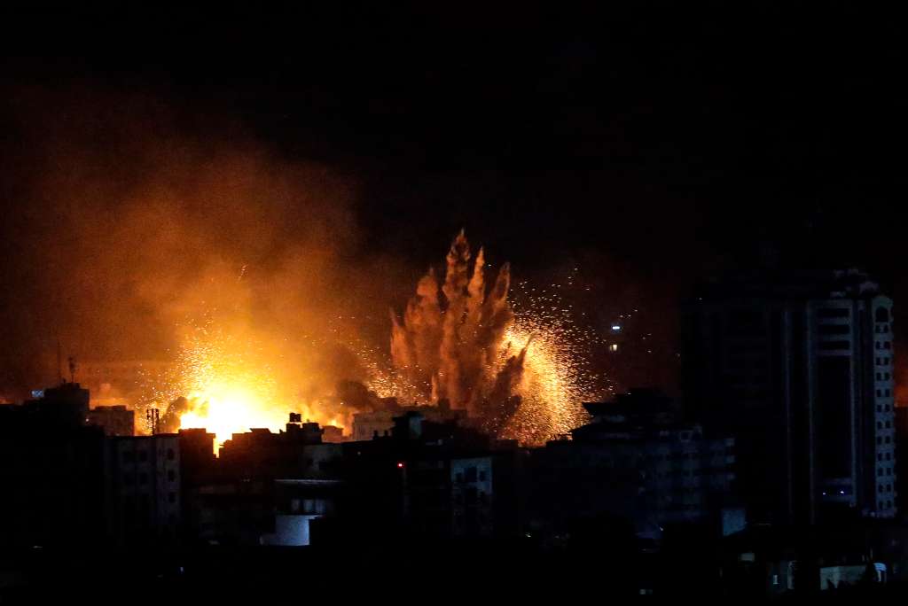 Gaza (---), 09/10/2023.- Smoke rises following an Israeli air strike on Gaza City, 09 October 2023. More than 700 Israelis were killed and over 2,000 were injured since the Islamist movement Hamas carried out an unprecedented attack on southern Israel on 07 October, the Israeli army said. According to Palestinian officials, more than 700 people were killed and nearly 4,000 were injured as a result of Israel'Äôs retaliatory raids and air strikes in the Palestinian enclave. (Laos) EFE/EPA/MOHAMMED SABER