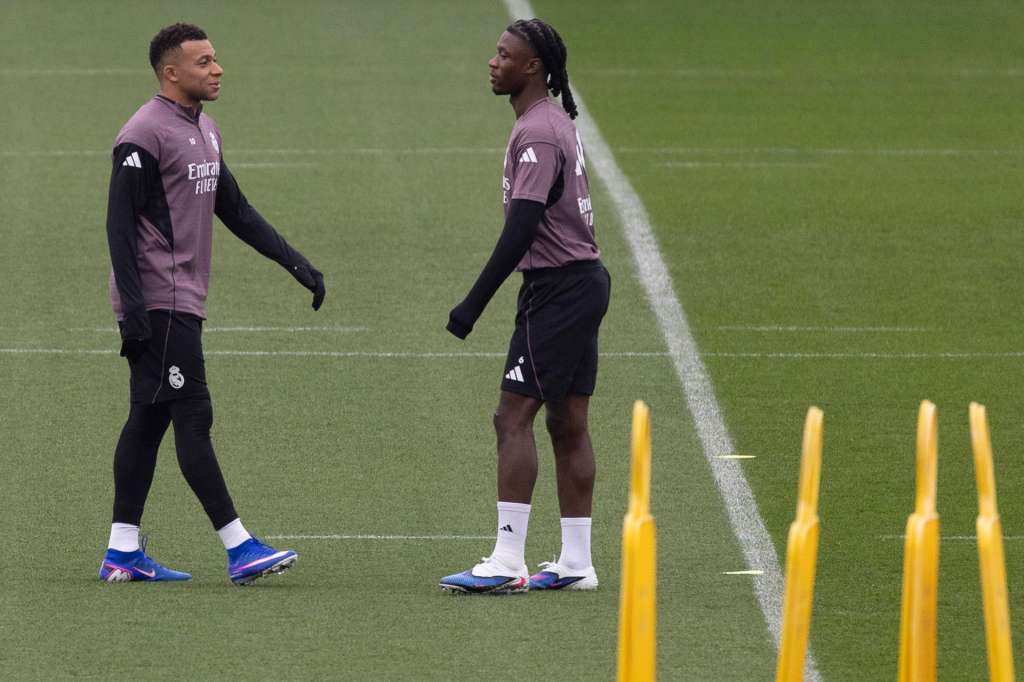 MADRID, 19/12/2025.- Los futbolistas del Real Madrid Kylian Mbappé (i), y Eduardo Camavinga durante un entrenamiento en la víspera de su partido de LaLiga EA Sports contra Sevilla en la Ciudad Deportiva de Valdebebas, Madrid, este viernes. EFE/Sergio Pérez