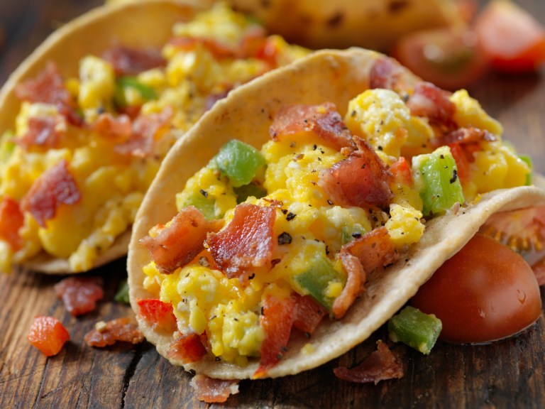 ¿Tacos de huevo para el desayuno? Aquí te enseñamos a hacerlos