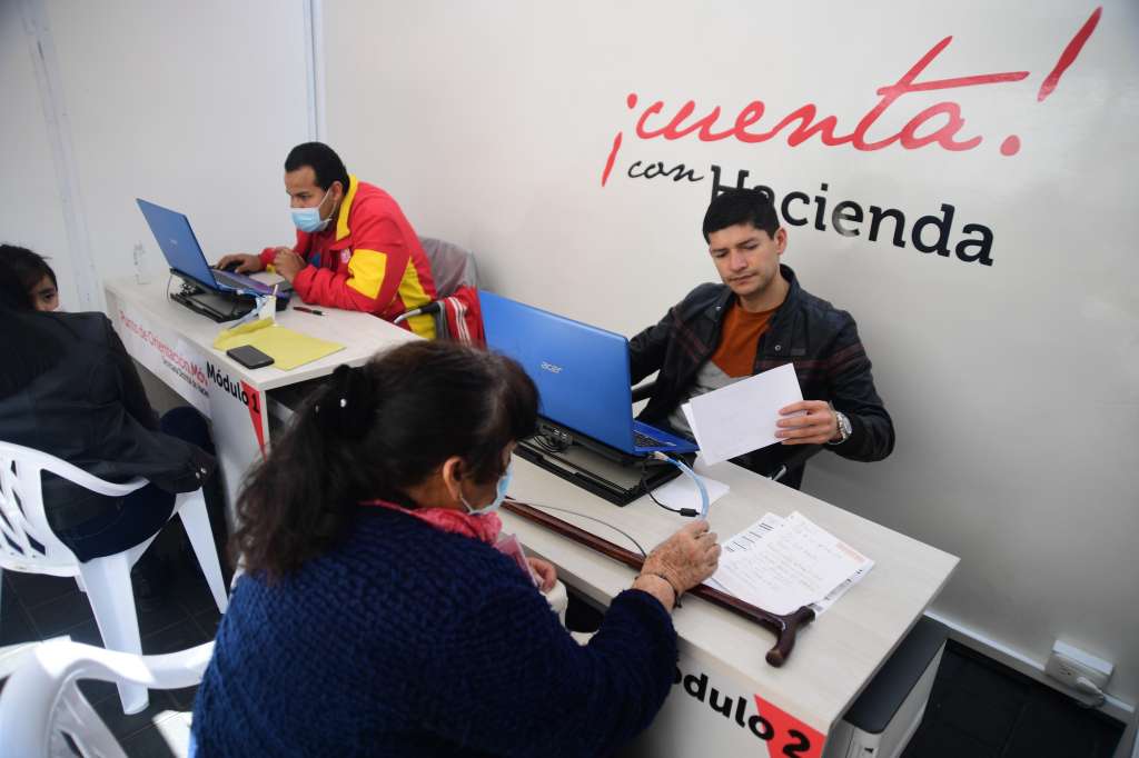 Filas durante el último día de pago del predial en la capital