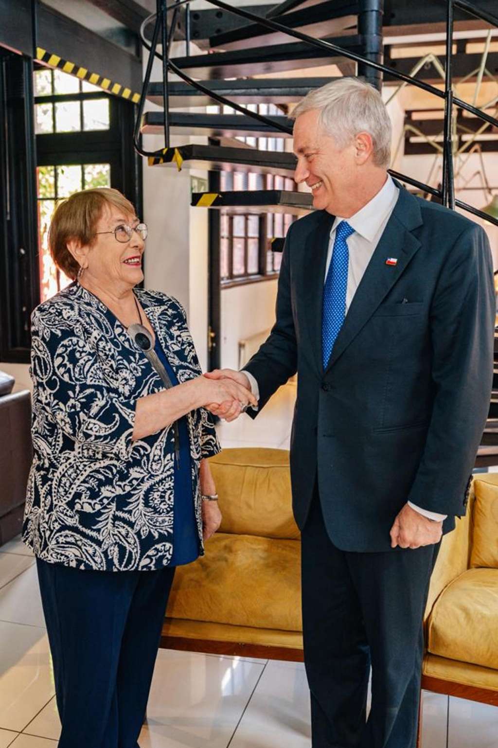 AME032. SANTIAGO (CHILE), 22/12/2025.- Fotografía cedida por la Oficina del Presidente Electo (OPE) que muestra al presidente electo de Chile, José Antonio Kast (d), saludando a la expresidenta de Chile, Michelle Bachelet (i) durante un encuentro este lunes, en Santiago (Chile). Kast descartó pronunciarse respecto a la candidatura de la exmandataria Bachelet (2006-2010/2014-2018) a la Secretaría General de Naciones Unidas tras reunirse con ella. EFE/ Oficina dl Presidente Electo (OPESOLO USO EDITORIAL/ NO VENTAS/ SOLO DISPONIBLE PARA ILUSTRAR LA NOTICIA QUE ACOMPAÑA (CRÉDITO OBLIGATORIO) MÁXIMA CALIDAD DISPONIBLE