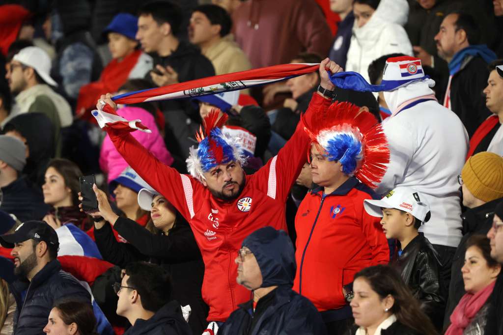 AMDEP2886. ASUNCIÓN (PARAGUAY), 04/09/2025.- Aficionados de Paraguay animan a su equipo este jueves, en un partido por las eliminatorias a la Copa Mundial 2026 entre Paraguay y Ecuador en el estadio Defensores del Chaco en Asunción (Paraguay). EFE/ Juan Pablo Pino