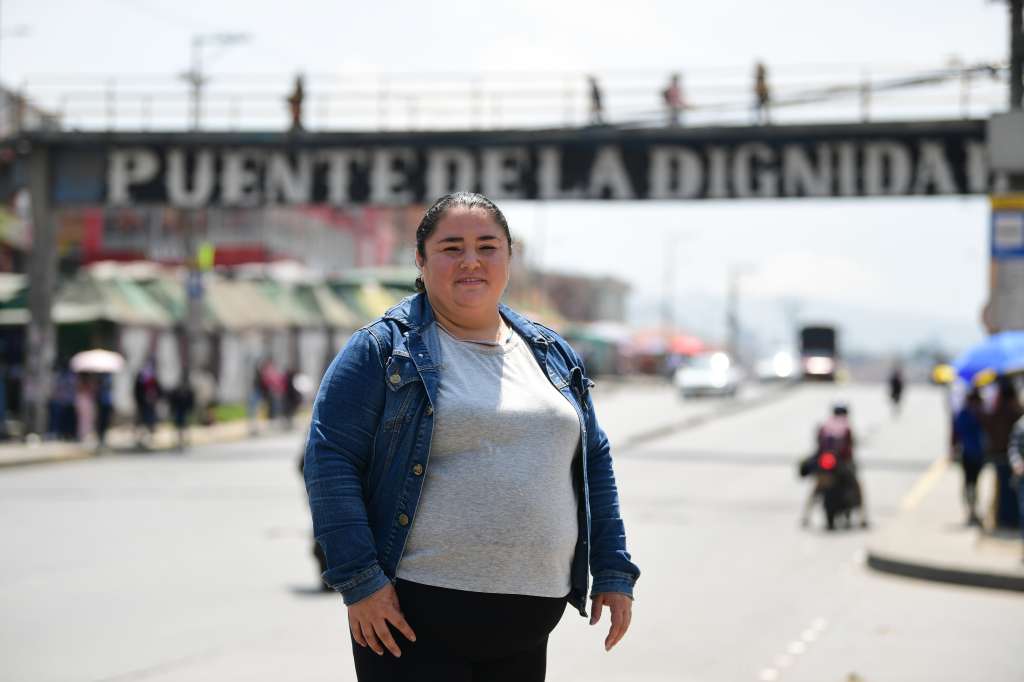 Andrea Pérez frente al Puente de la Dignidad en la localidad de Usme