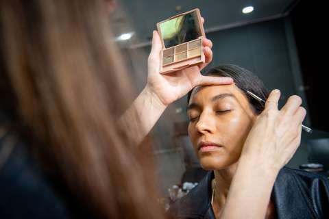 Lo que será tendencia en maquillaje y peinado en 2027 y ya se ve en Colombiamoda