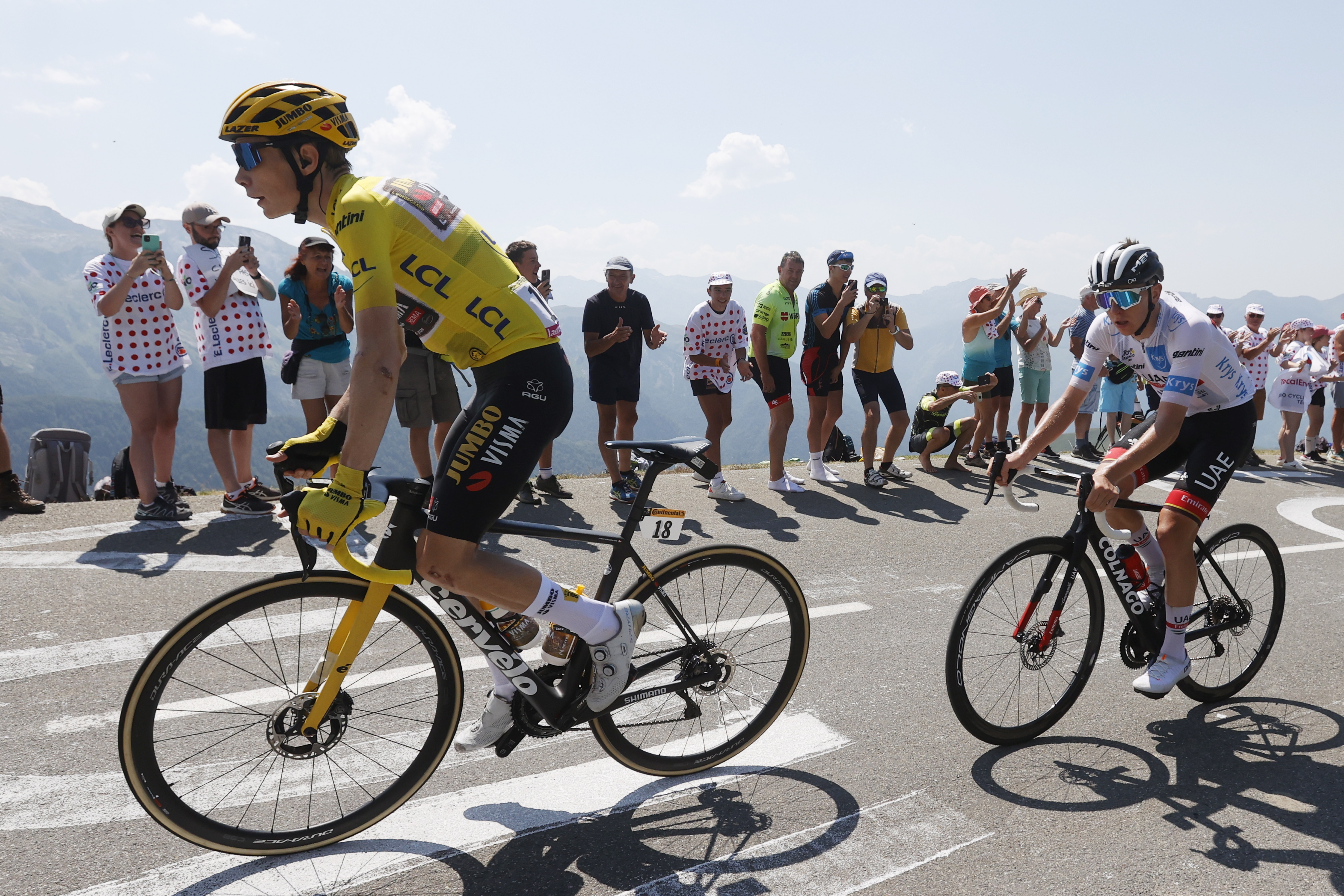 Hautacam (France), 21/07/2022.- The Yellow Jersey Danish rider Jonas Vingegaard (L) of Jumbo Visma and Slovenian rider Tadej Pogacar (R) of UAE Team Emirates in action during the 18th stage of the Tour de France 2022 over 143.2km from Lourdes to Hautacam, France, 21 July 2022. (Ciclismo, Francia, Eslovenia) EFE/EPA/GUILLAUME HORCAJUELO