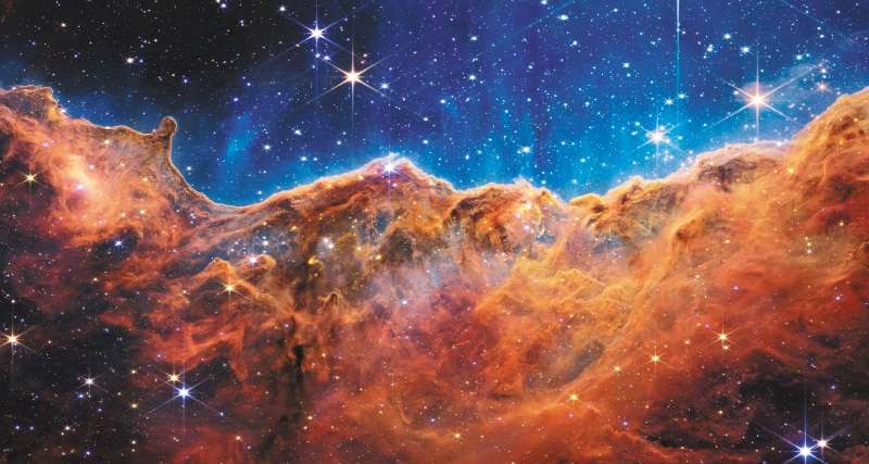 Según la NASA, "este paisaje de "montañas" y "valles" salpicado de estrellas brillantes es en realidad el borde de una joven región de formación estelar cercana llamada NGC 3324 en la Nebulosa Carina". 