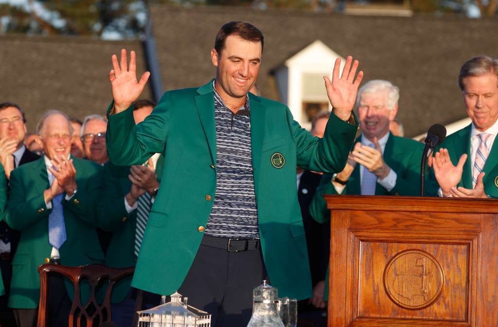Augusta (United States), 10/04/2022.- Scottie Scheffler of the US puts on his jacket during the green jacket ceremony after winning the 2022 Masters Tournament at the Augusta National Golf Club in Augusta, Georgia, USA, 10 April 2022. The 2022 Masters Tournament is held 07 April through 10 April 2022. (Estados Unidos) EFE/EPA/TANNEN MAURY