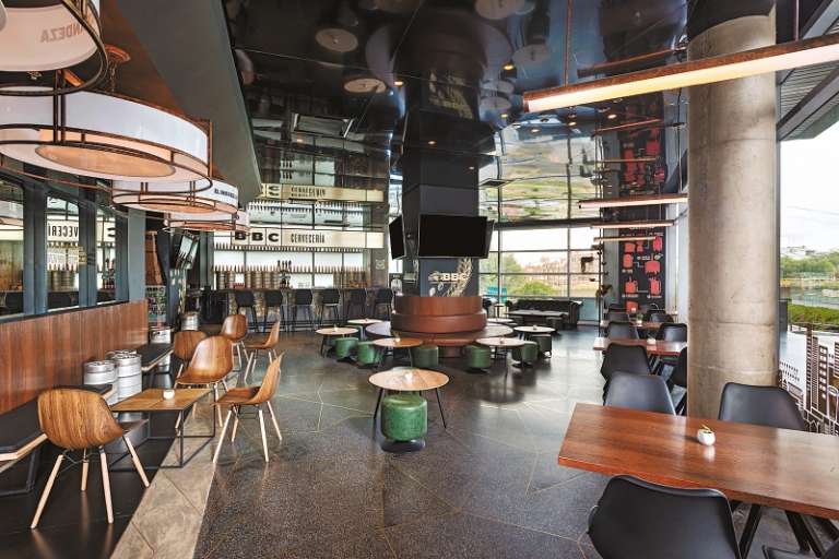 Dentro de las instalaciones del W Bogotá se encuentra un BBC, con una deliciosa oferta de cervezas y comida.