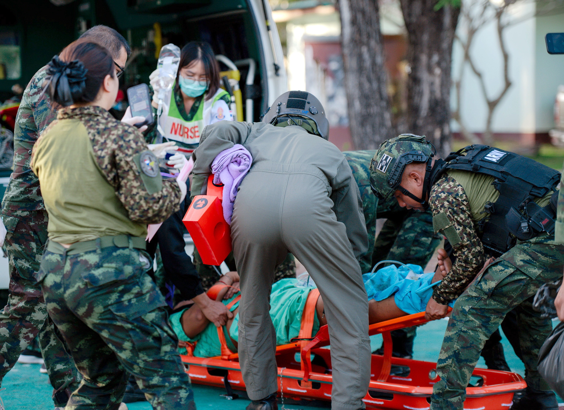 Kantharalak (Thailand), 08/12/2025.- A handout photo made available by the Royal Thai Army shows an injured Thai soldier being transferred to a hospital after a clash between Thai and Cambodian troops over the border dispute at Si Sa Ket province, Thailand, 07 December 2025 (issued 08 December 2025). The Royal Thai Army has reported a Thai soldier was killed and other eight wounded in the multiple border area clashes between Thai and Cambodian troops after Cambodian troops attacked in the Phu Pha Lek hill of Phlan Hin Paet Kon area of Kantharalak district, Si Sa Ket province that prompted the evacuation of residents in four northeastern provinces bordering Cambodia, according to Thai Army spokesman Major General Winthai Suvaree. (Camboya, Tailandia) EFE/EPA/ROYAL THAI ARMY / HANDOUT EDITORIAL USE ONLY/NO SALESHANDOUT EDITORIAL USE ONLY/NO SALES
