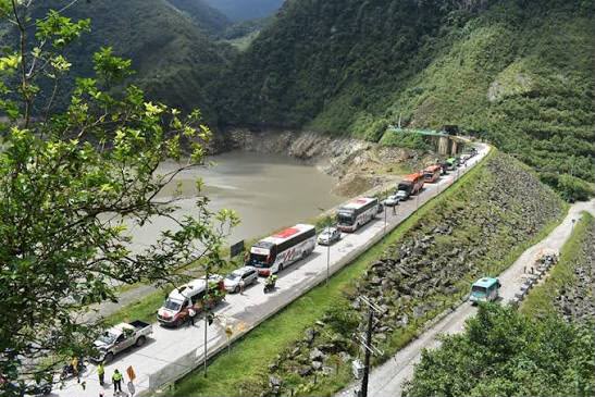La vía Bogotá–Villavicencio conecta a Bogotá y al centro del país con los Llanos Orientales y moviliza cerca del siete por ciento de toda la carga nacional.