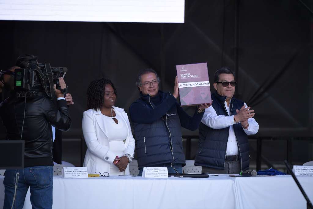 Sanción de la reforma pensional por el Presidente de la República Gustavo Petro, llevada a cabo en la Plaza de Bolívar.