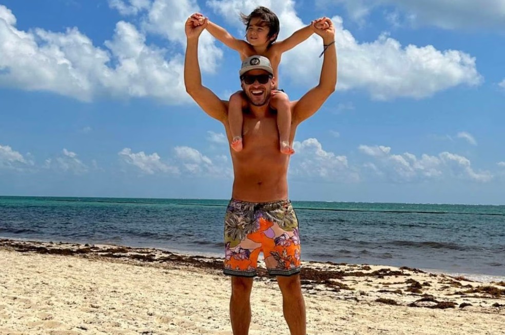 Andrés Montoya de vacaciones con su hijo.