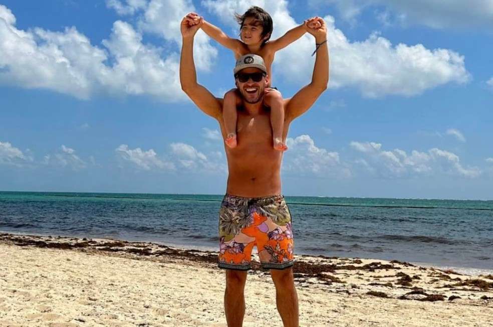 Andrés Montoya de vacaciones con su hijo.