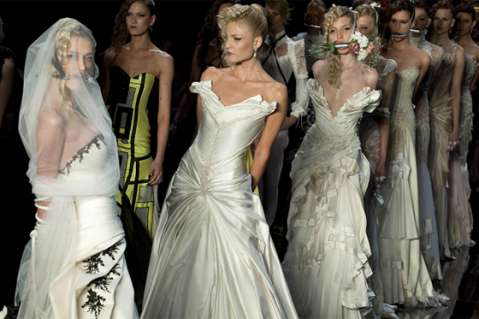 Novias calladas y atadas