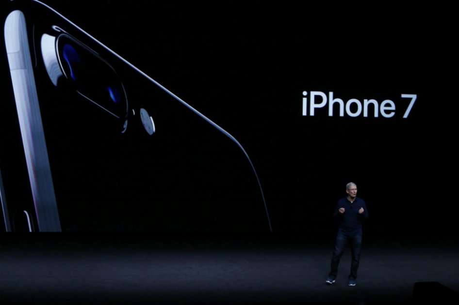 Tim Cook, CEO de Apple, durante la introducción del iPhone 7. / EFE