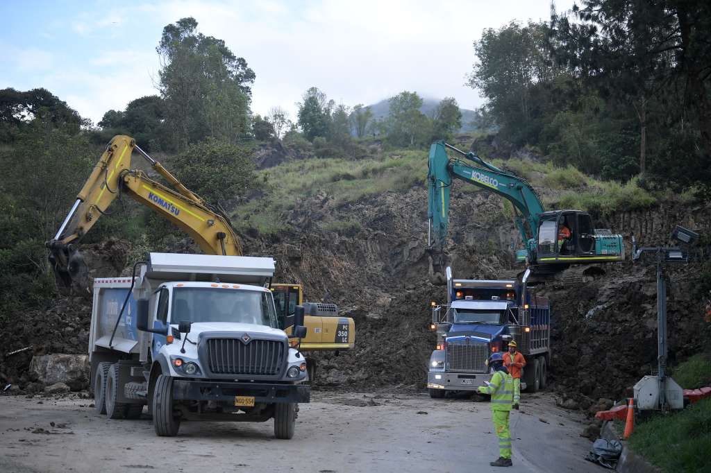 Derrumbe en Chipaque en el sector de cuatro carriles, desde el kilómetro 18+300 hasta el k18+600, vía Bogotá - Villavicencio.
