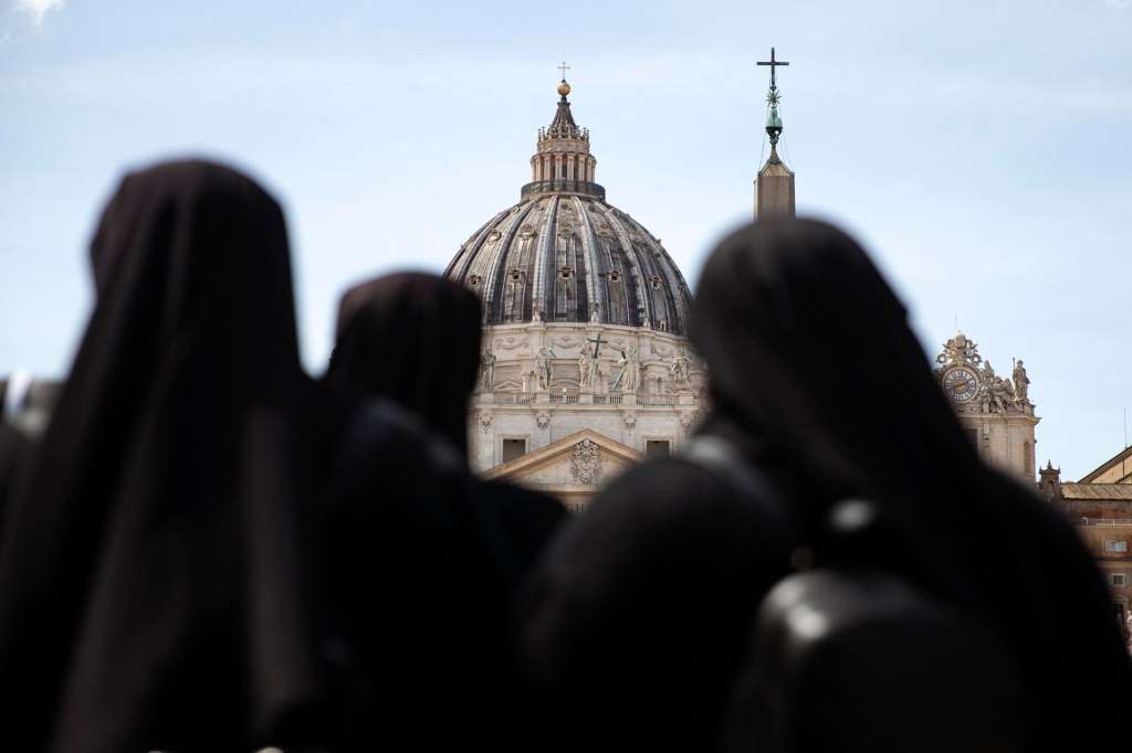 VATICAN CITY (Vatican City State (Holy See)), 21/04/2025.- Nuns in St. Peter's Square following the death of Pope Francis, Vatican City, 21 April 2025. Pope Francis died on 21 April 2025 at the age of 88, according to the Holy See. Born Jorge Mario Bergoglio in Buenos Aires, Argentina, on 17 December 1936, he was appointed leader of the Catholic Church on 13 March 2013, succeeding Pontiff Emeritus Benedict XVI. (Papa, Santa Sede) EFE/EPA/ANGELO CARCONI
