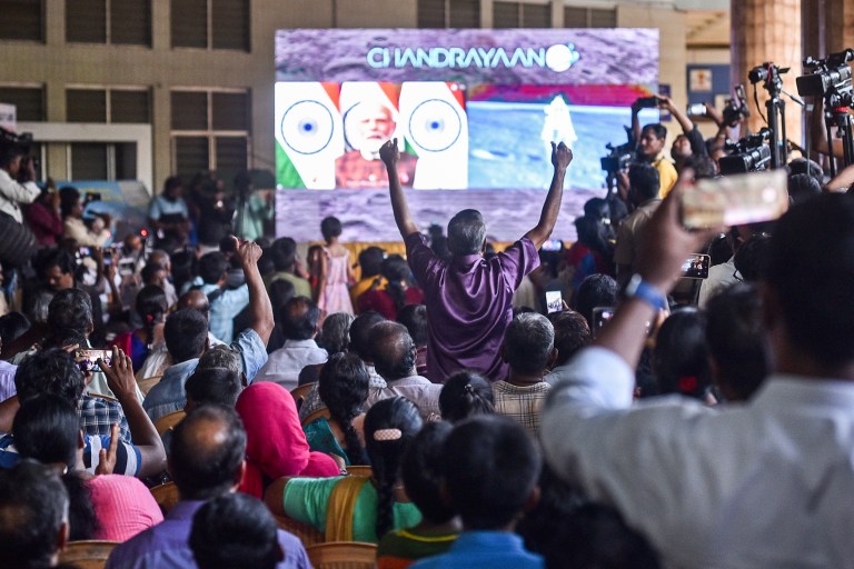 La primera foto del polo sur de la Luna tomada por la nave india Chandrayaan 3