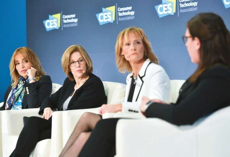 Erin Egan (Facebook), Jane Horvath (Apple), Susan Shook (P&G) y Rebecca Slaughter (de la Comisión Federal del Comercio), durante el panel sobre privacidad que se llevó a cabo en el CES. / AFP.
