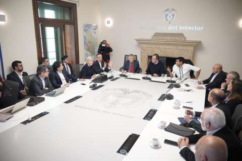 Dejar de apuntar a la cabeza, la estrategia del Gobierno para salvar sus reformas
