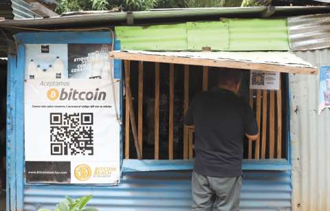 FMI insta a El Salvador a eliminar el bitcóin como moneda de curso legal