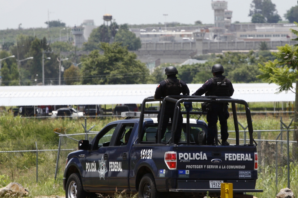 Una unidad de la policía federal mexicana patrulla por Jalisco.