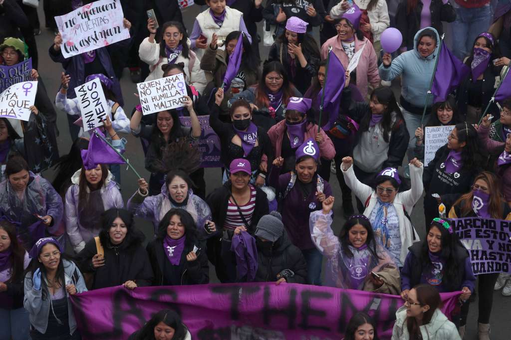 -FOTODELDÍA- BOL01 LA PAZ (BOLIVIA) 07/'3/2025.- Mujeres participan durante una marcha por el Día Internacional de la Mujer este viernes en La Paz (Bolivia). Miles de mujeres se movilizaron este viernes en Bolivia, en vísperas del Día Internacional de la Mujer, para exigir respeto por sus derechos y protestar contra la impunidad en los casos de violencia de género, que llegan a 7.750 en los dos primeros meses del año. EFE/Luis Gandarillas