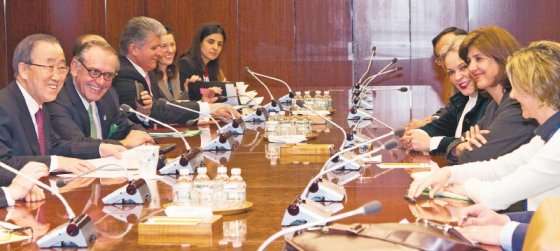 Reunión entre la canciller María Ángela Holguín y el secretario general de la ONU, Ban Ki-moon, después de que el Consejo de Seguridad aprobara una misión de paz para el posconflicto en Colombia. / Cortesía