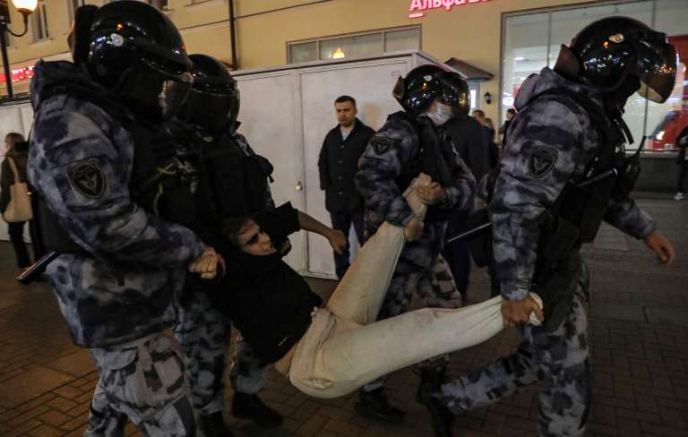 Más de mil manifestantes que rechazan la nueva campaña de movilización que convocaría a unos 300.000 reservistas han sido detenidos en Rusia.