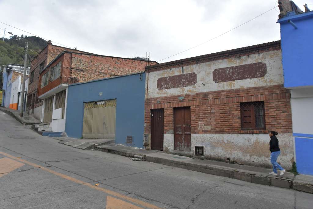 La casa azul es la casa de Rodolfo, que ahora valdría según Catastro, $26 millones.
