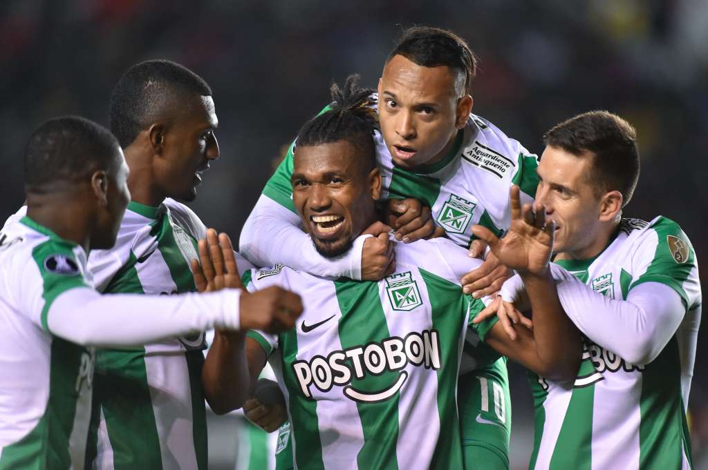 AMDEP2016. AREQUIPA (PERÚ), 24/05/2023.- Danovis Banguero (c) de Nacional celebra su gol hoy, en un partido de la fase de grupos de la Copa Libertadores entre Melgar y Atlético Nacional en el estadio Monumental de la UNSA en Arequipa (Perú). EFE/ José Sotomayor Jiménez