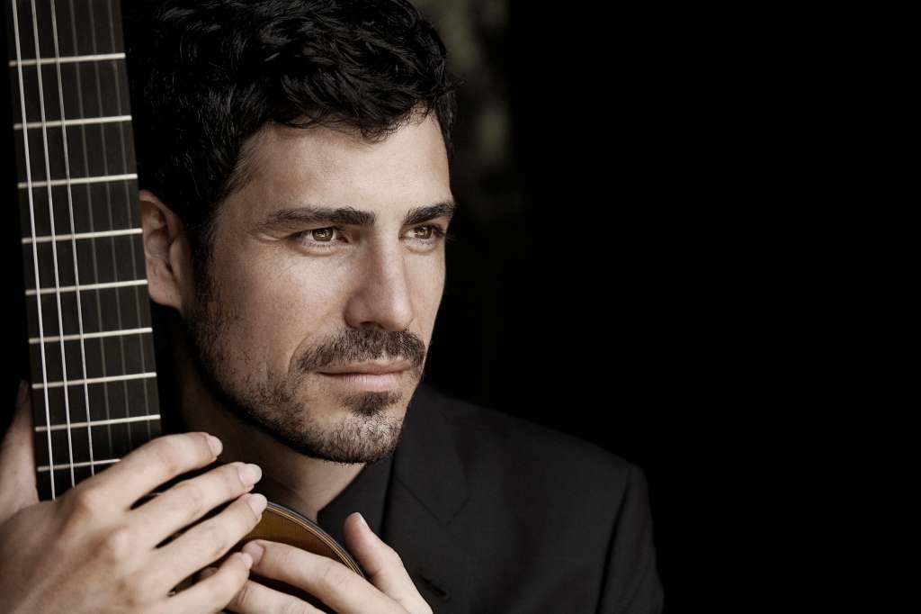 El concierto del guitarrista será el punto más representativo de la decena de obras y actividades en las que participan artistas españoles este año en el teatro.