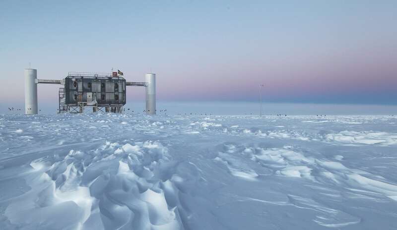 El IceCube, un observatorio en el suelo antártico, es el detector de neutrinos más grande del mundo. / Sven Lidstrom, IceCube - NSF