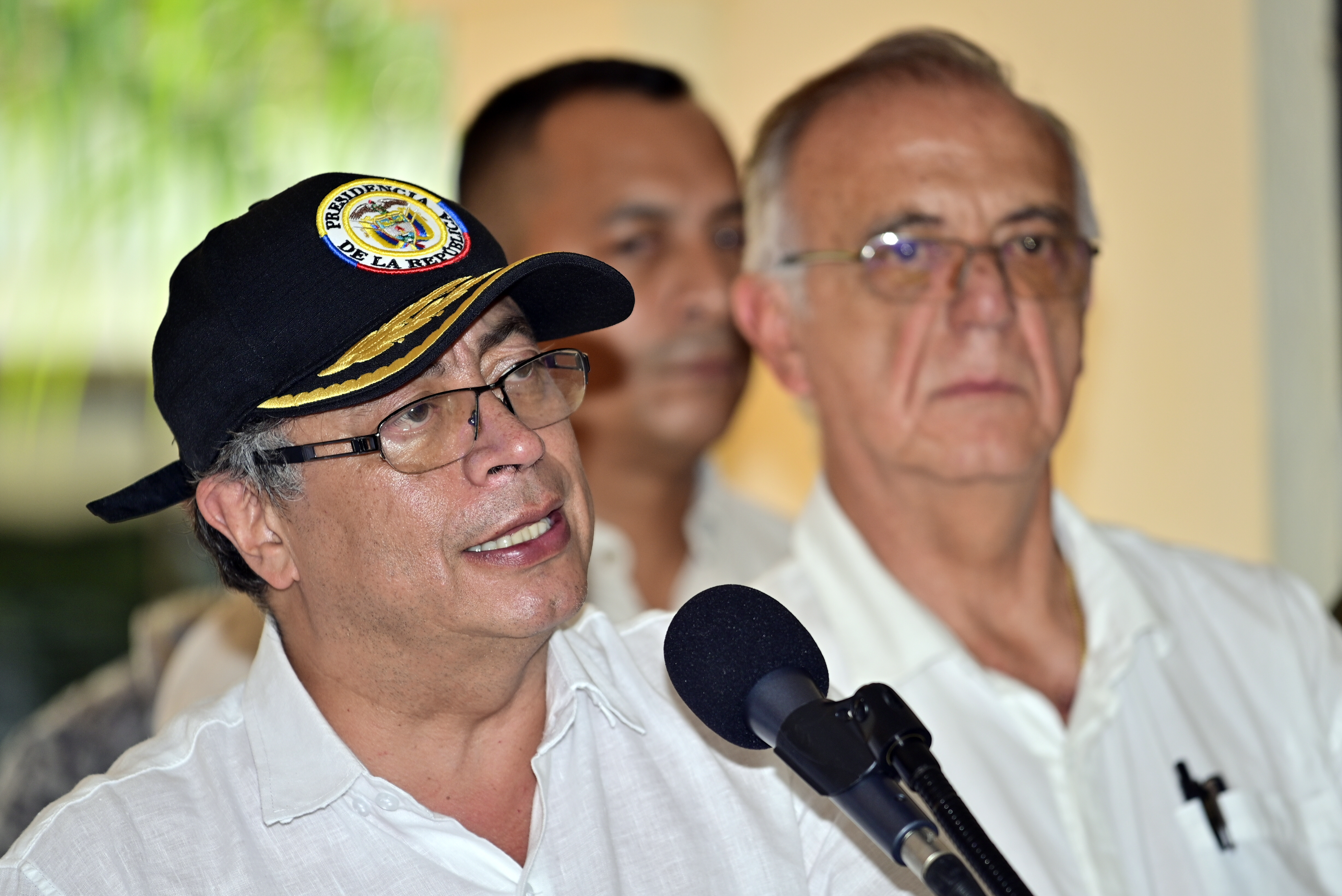 ANT800. CAUCASIA. (COLOMBIA), 20/03/2023.- Fotografía cedida por la oficina de prensa de la presidencia de la República de Colombia del mandatario Gustavo Petro (i) y el ministro de Defensa, Iván Velásquez, durante una declaración luego del Consejo de Seguridad este lunes en Caucasia (Colombia). Petro acusó al Clan del Golfo, la principal banda criminal del país, de manipular las necesidades de la "población minera" que desde hace semanas protesta en la región del Bajo Cauca (noroeste), donde han protagonizado acciones violentas. EFE/Presidencia de Colombia/SOLO USO EDITORIAL/NO VENTAS