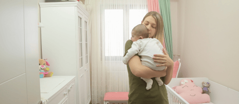 ¿Qué pasa si el bebé se duerme sin eructar tras acabar de lactar?