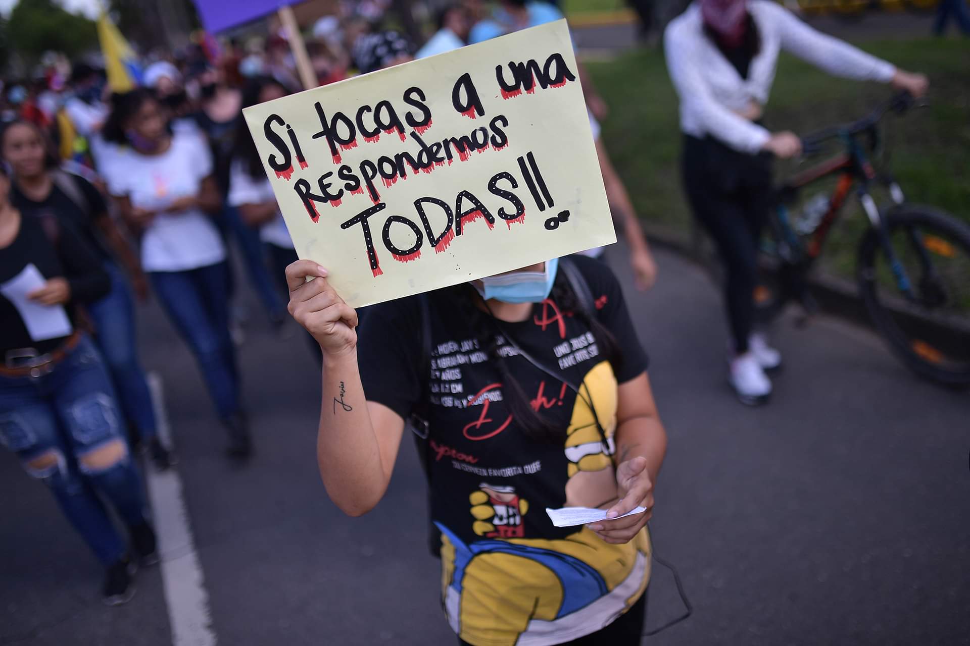 Cientos de mujeres en Cali marcharon desde la Universidad del Valle hasta el sector de Puerto Rellena, conocido en el marco del paro nacional como Puerto Resistencia.