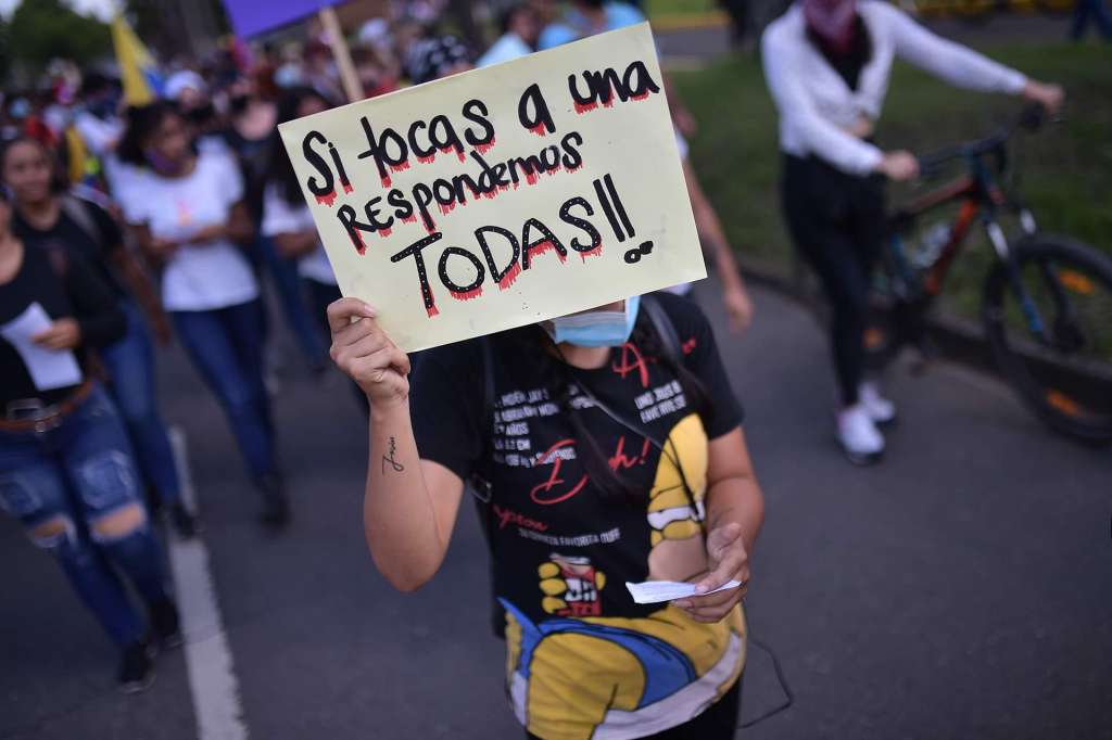 Cientos de mujeres en Cali marcharon desde la Universidad del Valle hasta el sector de Puerto Rellena, conocido en el marco del paro nacional como Puerto Resistencia.