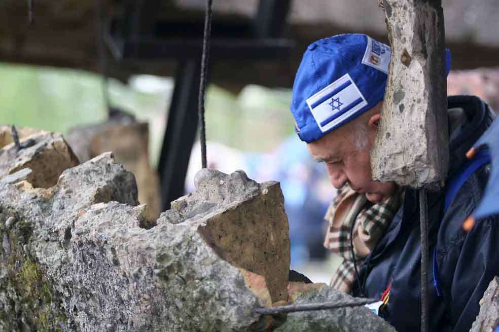 Un anciano reza en el Día del Recuerdo del Holocausto, en 2005, en el antiguo campo de concentración nazi de Auschwitz, 60 años después de la derrota del ejército alemán. / EFE