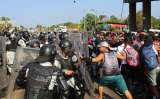 Con palos y piedras: así se enfrentaron los migrantes y la policía en México
