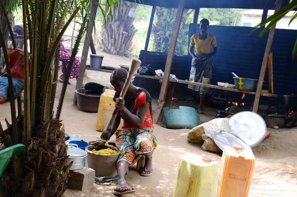 Mujeres en un pequeño restaurante en las afueras de Abiyán, en Costa de Marfil. Las autoridades de este país han restringido el consumo de ciertos animales porque, se cree, son transmisores del Ébola. / AFP
