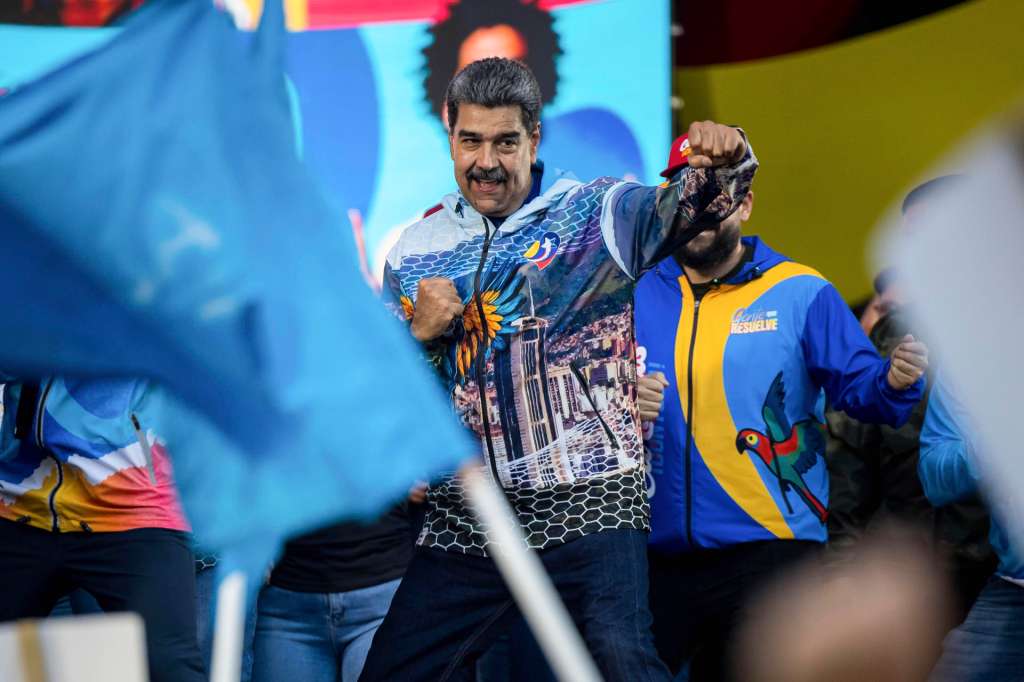 AME105. CARACAS (VENEZUELA), 22/05/2025.- El presidente de Venezuela, Nicolás Maduro, participa en un acto de cierre de campaña este jueves, en Caracas (Venezuela). El chavismo decretó por adelantado, durante el cierre de la campaña electoral, su victoria en los comicios regionales y parlamentarios del próximo domingo, contra un sector minoritario de la oposición que se desligó de la mayor coalición antichavista y decidió participar para, según dice, defender el voto. EFE/ Miguel Gutiérrez