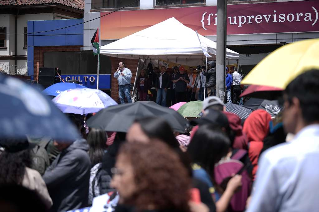 Cerca de 700 maestros protestaron a las afueras de la Fiduprevisora por las falencias que persisten en su régimen especial de salud.