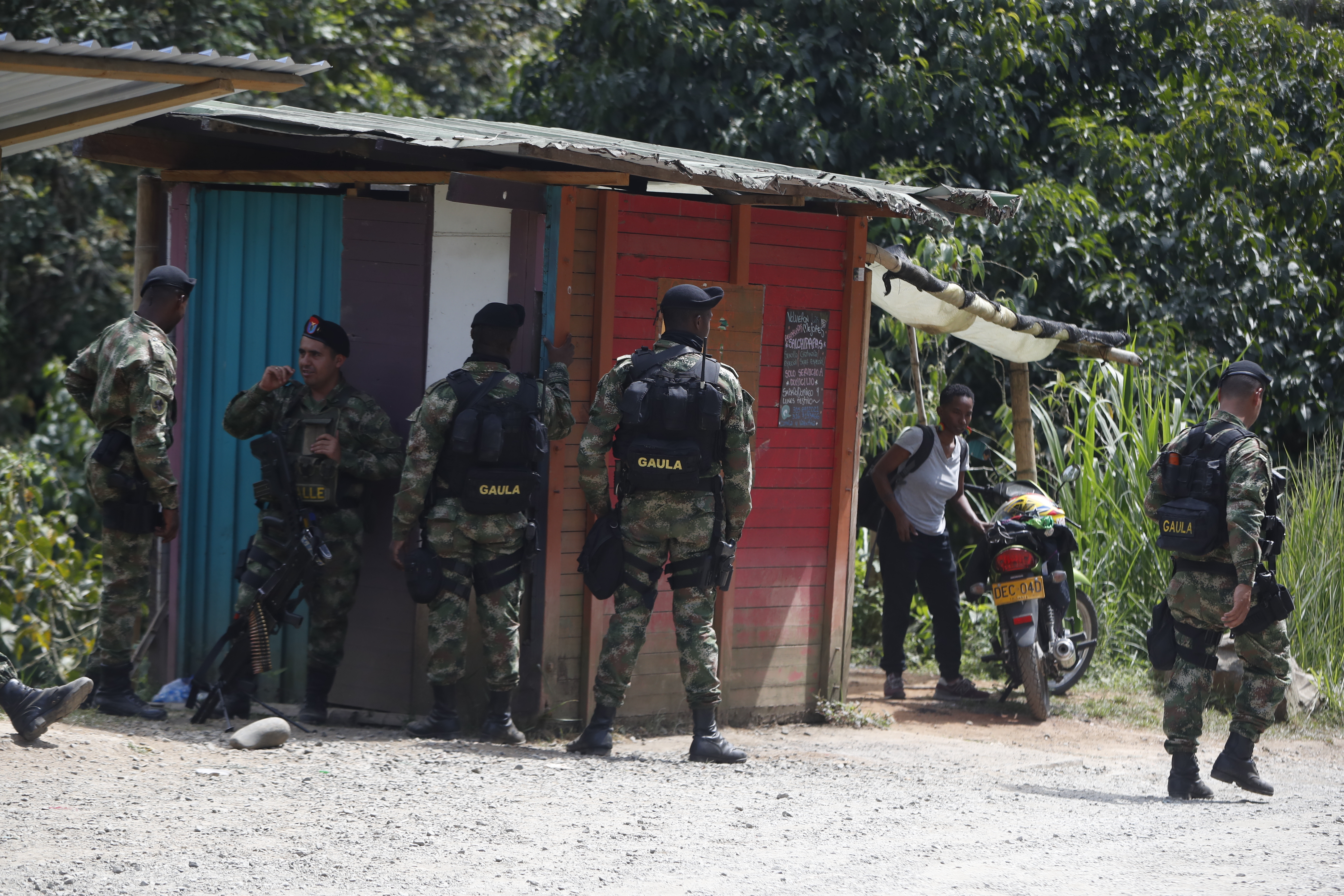 AME8332. PICHINDÉ (COLOMBIA), 22/06/2023.- Integrantes de los Grupos de Acción Unificada por la Libertad Personal (Gaula) vigilan hoy, en el corregimiento Pichendé a unos 16 km de Cali (Colombia). Un operativo militar contra la minería ilegal se saldó con un muerto, cuatro heridos y 30 soldados retenidos después de enfrentamientos entre una comunidad y las fuerzas de seguridad en el suroeste de Colombia, informó el Ejército en un comunicado este jueves. EFE/ Ernesto Guzmán Jr.
