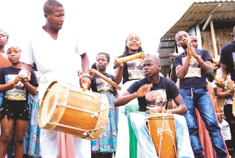Los niños yurumanguireños recibieron a los delegados institucionales y demás invitados a la vereda Veneral con música./ Unidad de Restitución de Tierras.